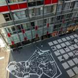 Giungiamo infine all�ultimo isolato, denominato �salotto di porta vecchia�, questo perch� conduce alla citt� antica. Sul pavimento infatti si staglia la mappa del centro storico accanto a un disegno pi� stilizzato del murattiano